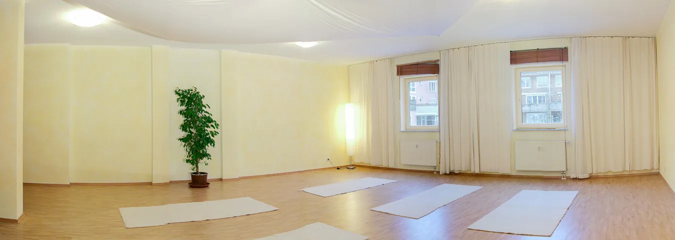 Heller Praxisraum mit Matten im Zentrum Impuls Tübingen