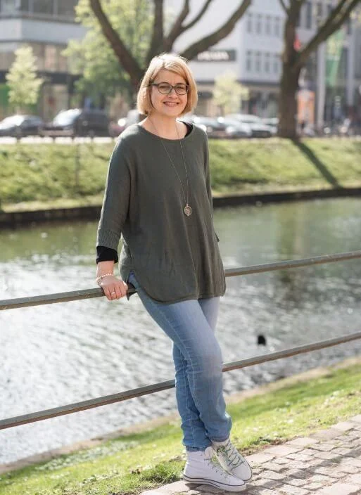 Tanja Malsbender am Wasser in der Stadt