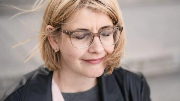 Tanja Malsbender mit geschlossenen Augen, ganz bei der Wahrnehmung