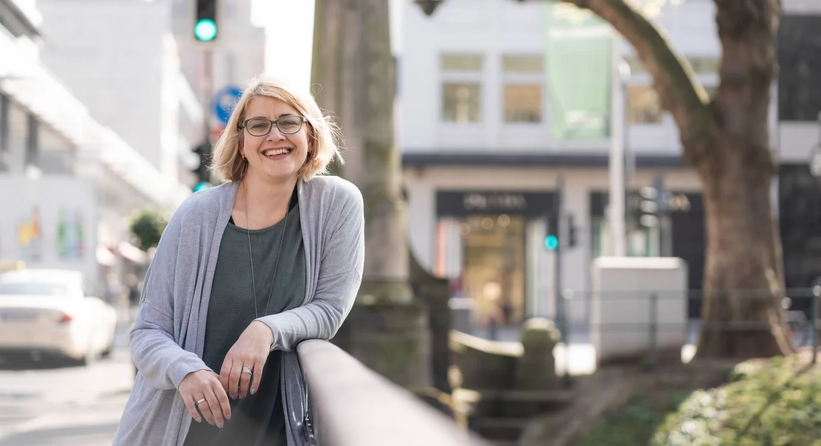 Tanja Malsbender am Geländer in Leverkusen