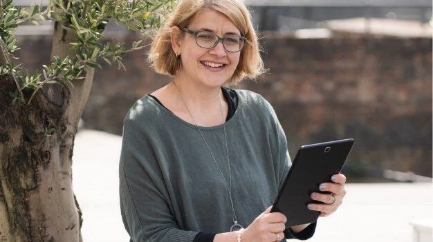 Tanja Malsbender mit Tablet, Begleitung auch online per Zoom
