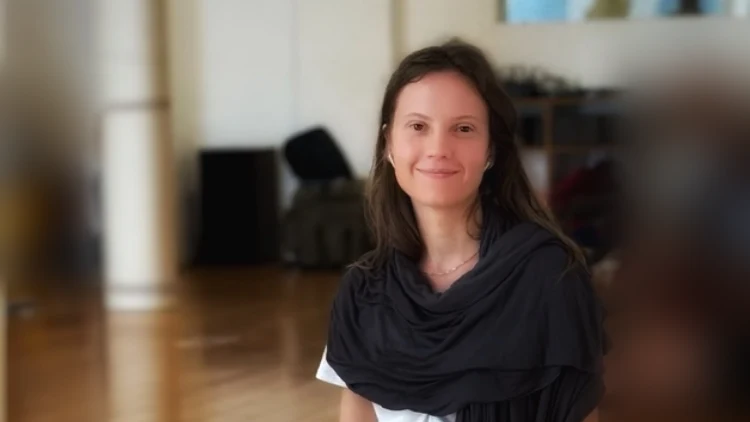 Hanna Teike im Bewegungsraum