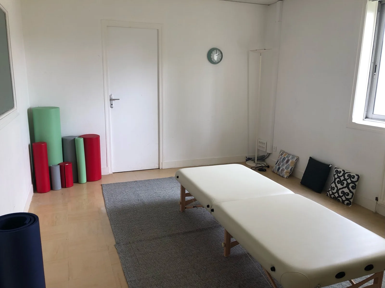 La salle des séances individuelles, avec table de pratique
